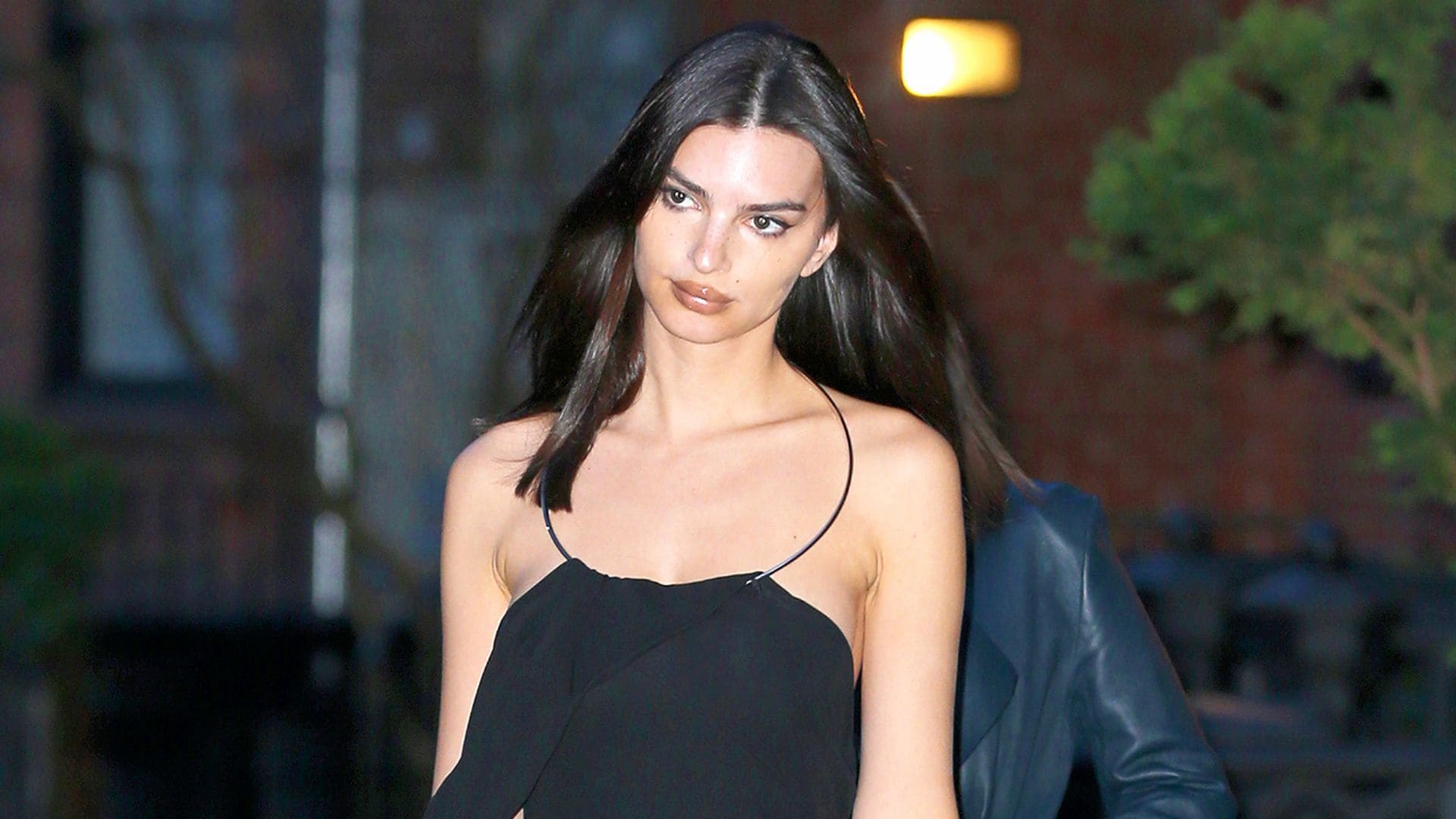 Emily Ratajkowski demuestra que es la reina de los escotes imposibles con su último look