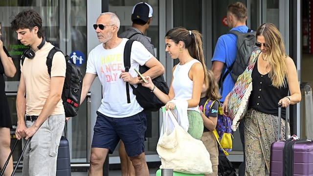 Martina Klein y Álex Corretja con sus hijos