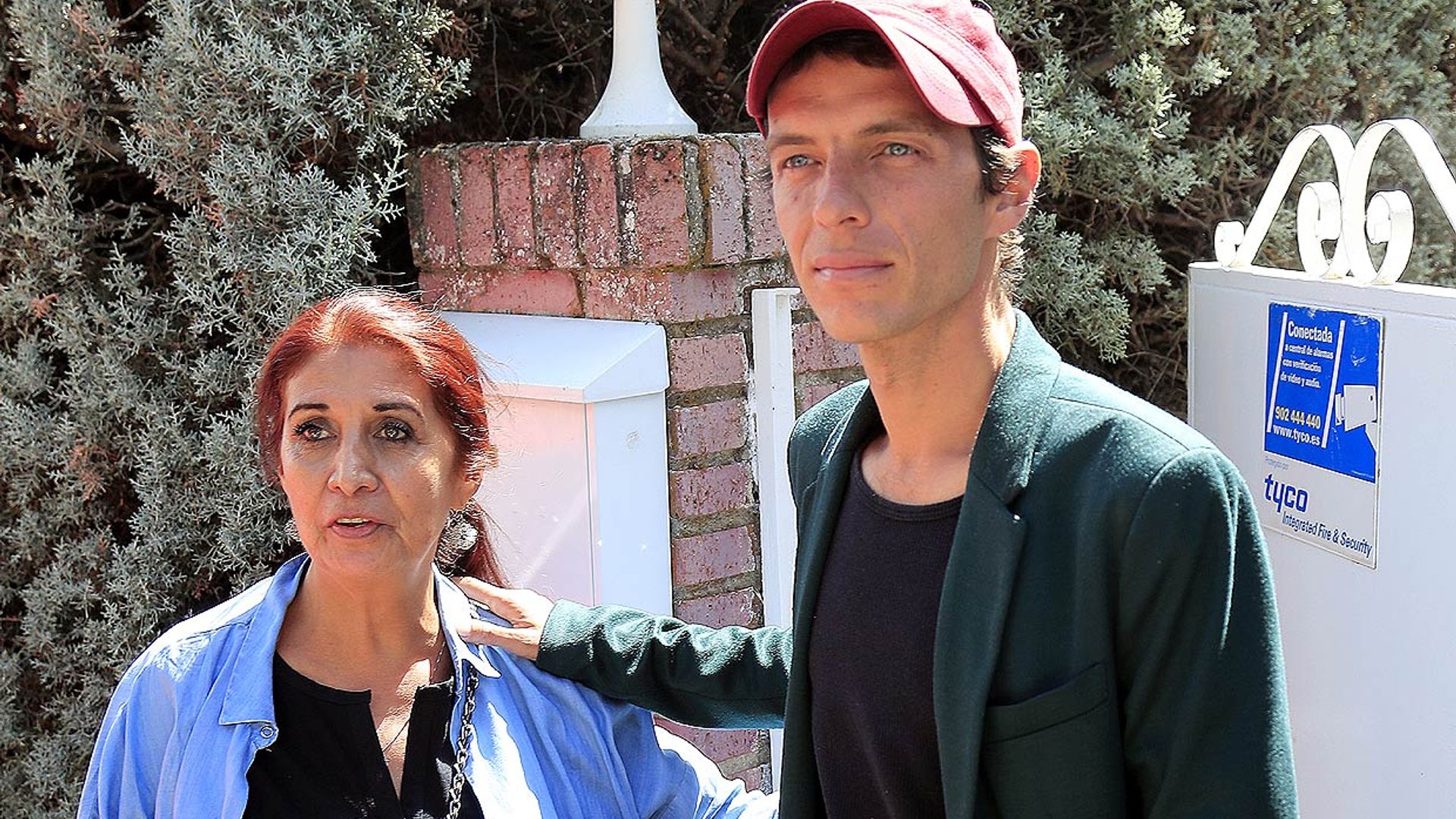 El hijo de Camilo Sesto acude a la casa del cantante acompañado por su madre