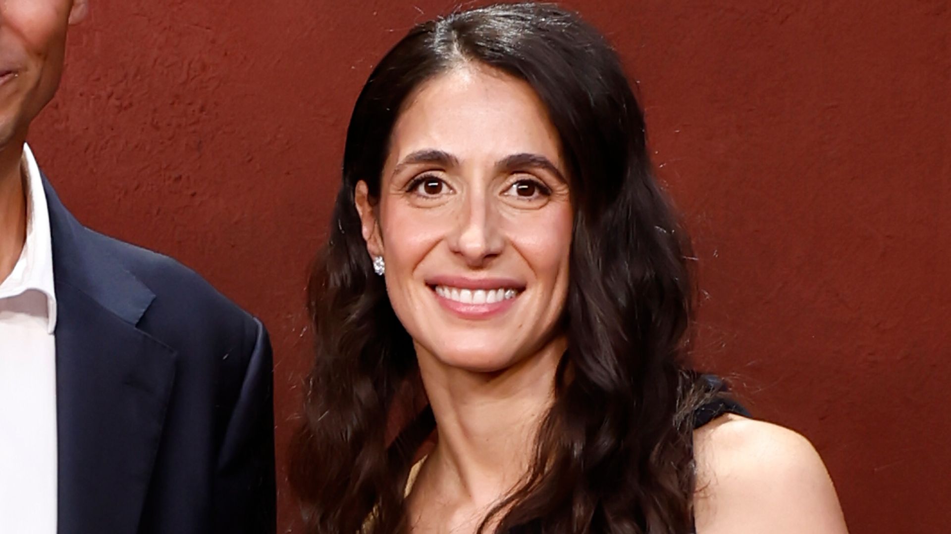 Mery Perelló, la invitada ideal en el estreno del documental de Rafa Nadal con el escote que más estiliza y unos pantalones efecto 'piernas infinitas'