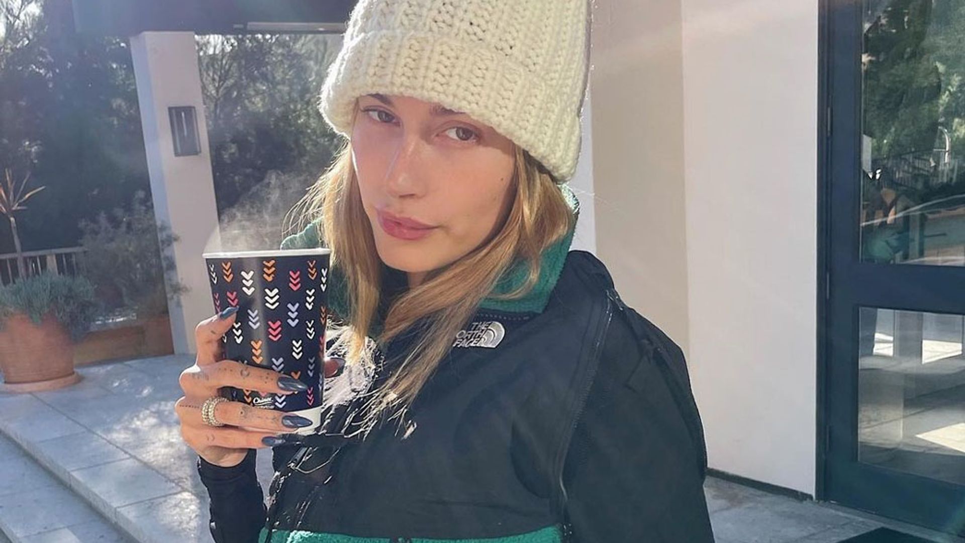 Encontrar el abrigo beis perfecto no es fácil pero este look de Hailey Baldwin te ayudará a acertar