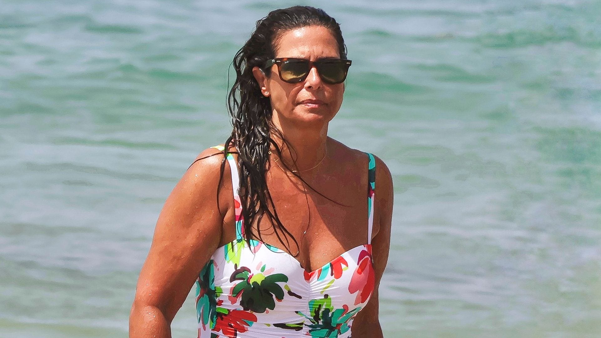 Los originales bañadores con truco de Nuria Roca en Cádiz que hacen "efecto tipazo"