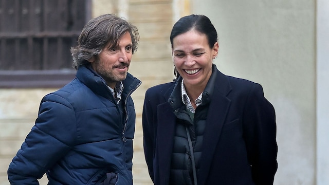 Inés Sastre y José María Núñez Rengel paseando por Sevilla