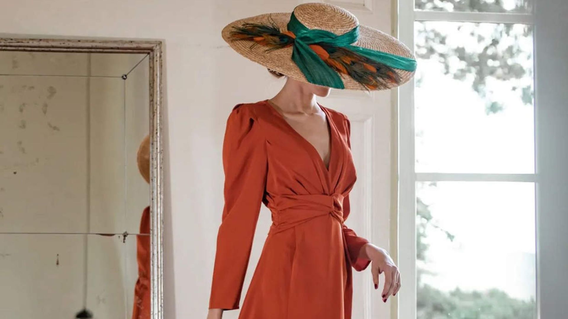 Accesorios de otoño para transformar un look sencillo de invitada en segundos