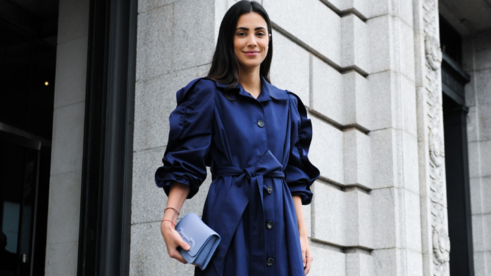 El vestido monocolor de Alessandra de Osma y otros diseños que las expertas llevan sin medias