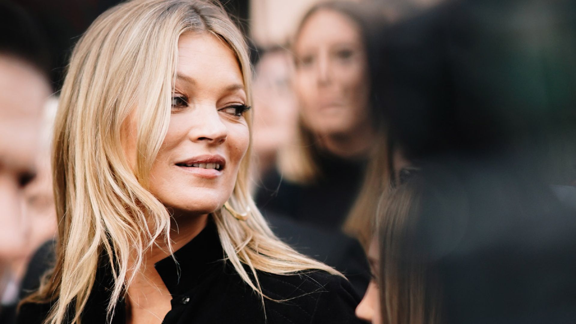 Si has dormido mal y notas la piel cansada, prueba el truco favorito de Kate Moss que ahora es viral