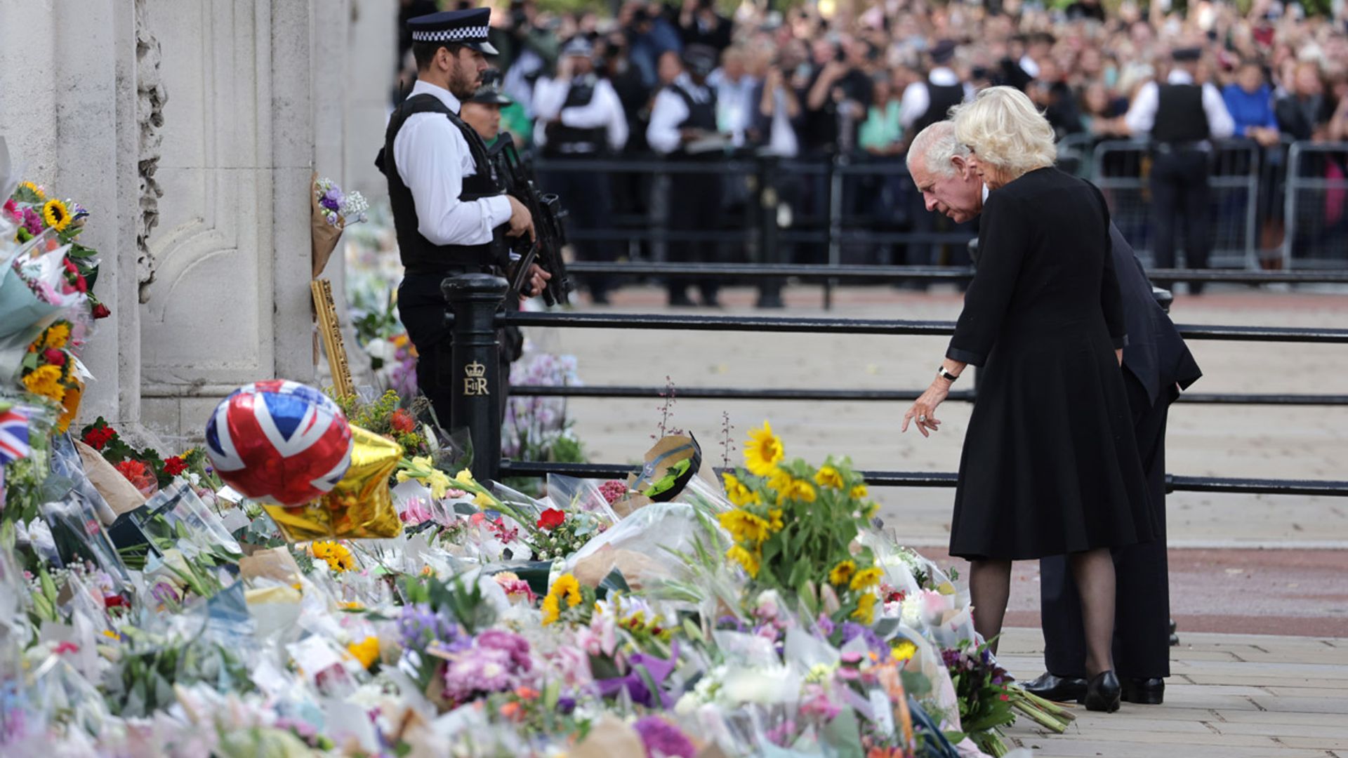 El emotivo gesto de Carlos III a Camilla a su llegada a Buckingham tras la muerte de la Reina