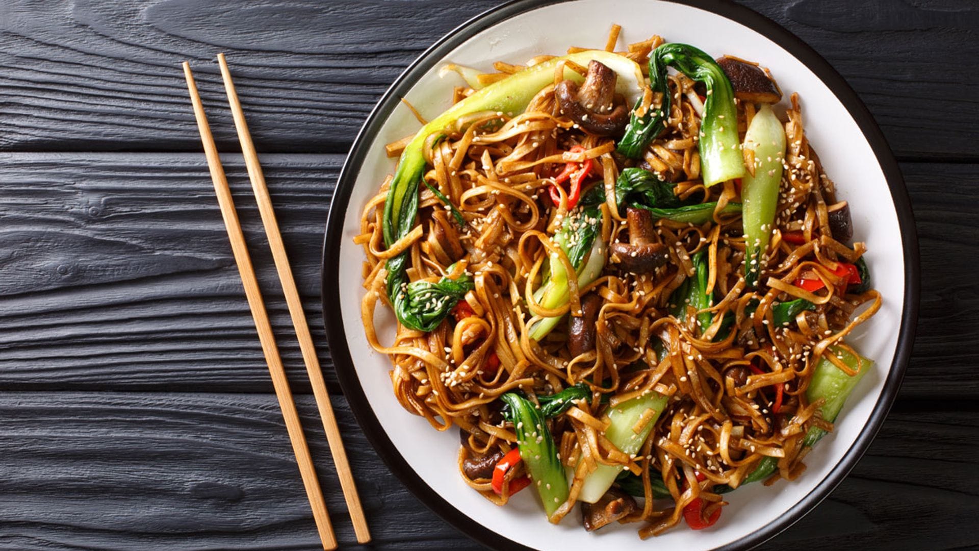'Noodles' con setas y 'pak choi'