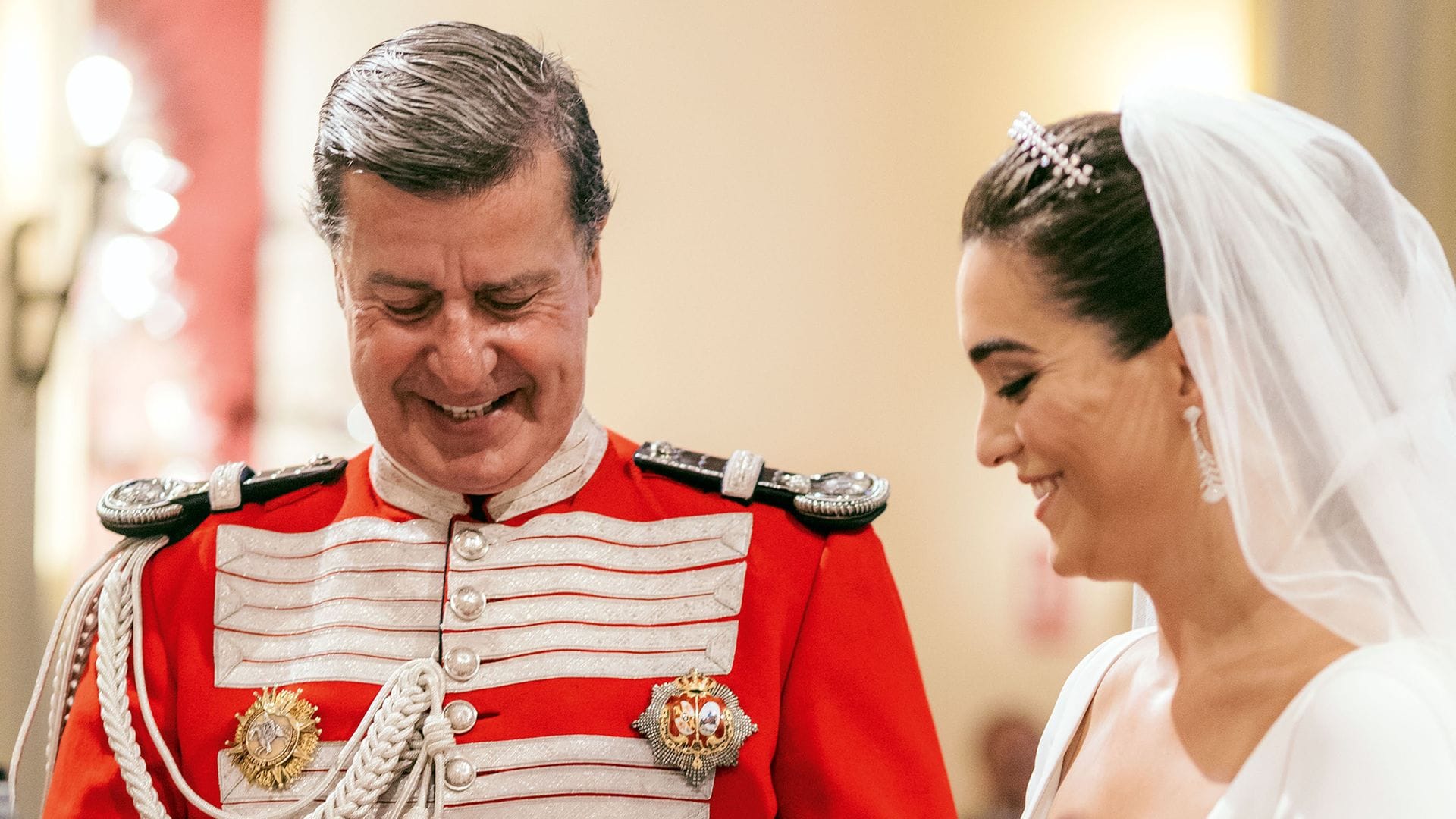Cayetano Martínez de Irujo y Bárbara Mirjan durante el enlace
