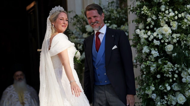 Teodora de Grecia llega a la Catedral de la Anunciación de Santa Marí­a del brazo de su hermano Pablo para contraer matrimonio con Matthew Kumar, a 28 de septiembre de 2024, en Atenas (Grecia)
