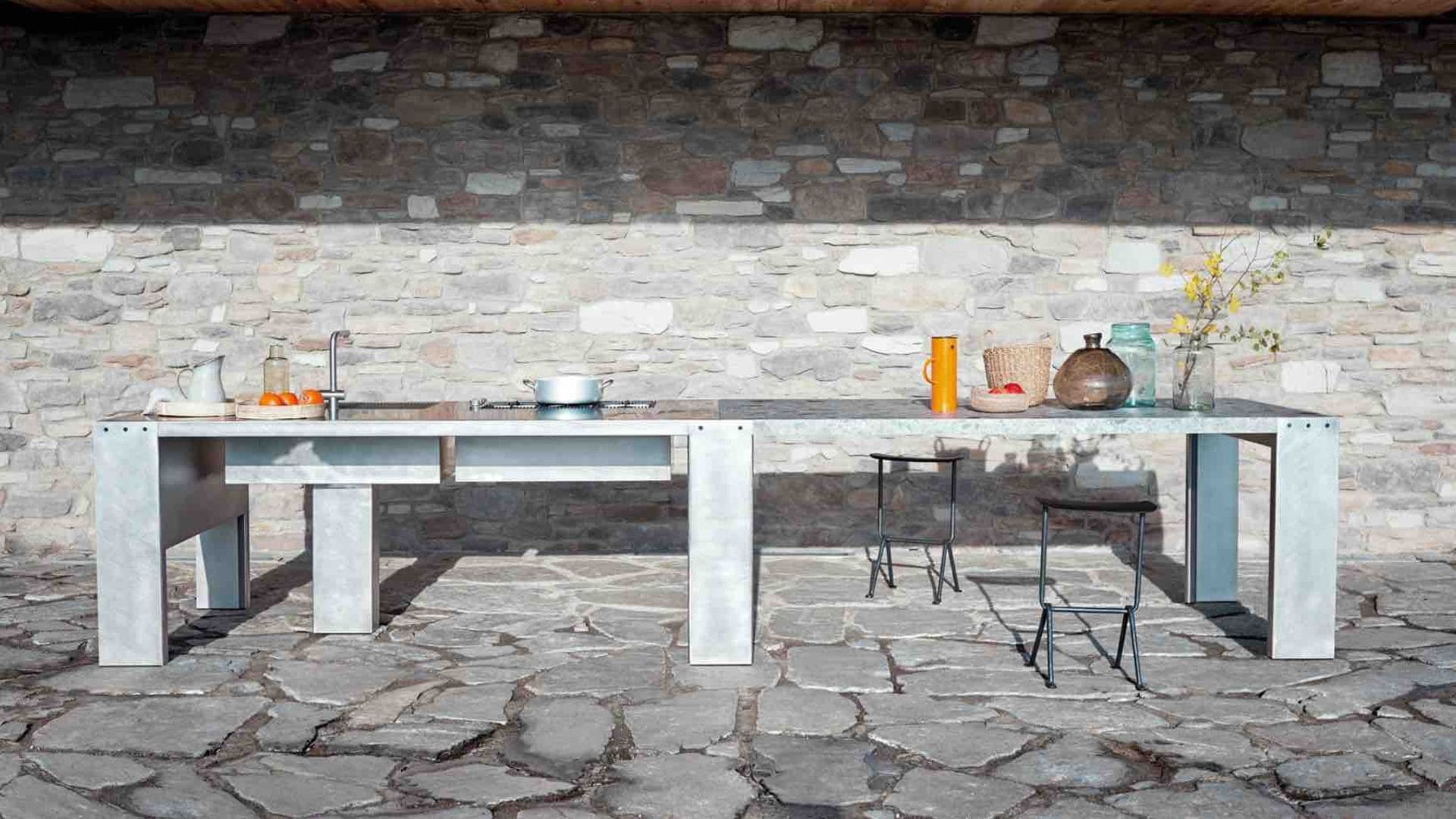 Porche con cocina de exterior con fregadero y una encimera XL