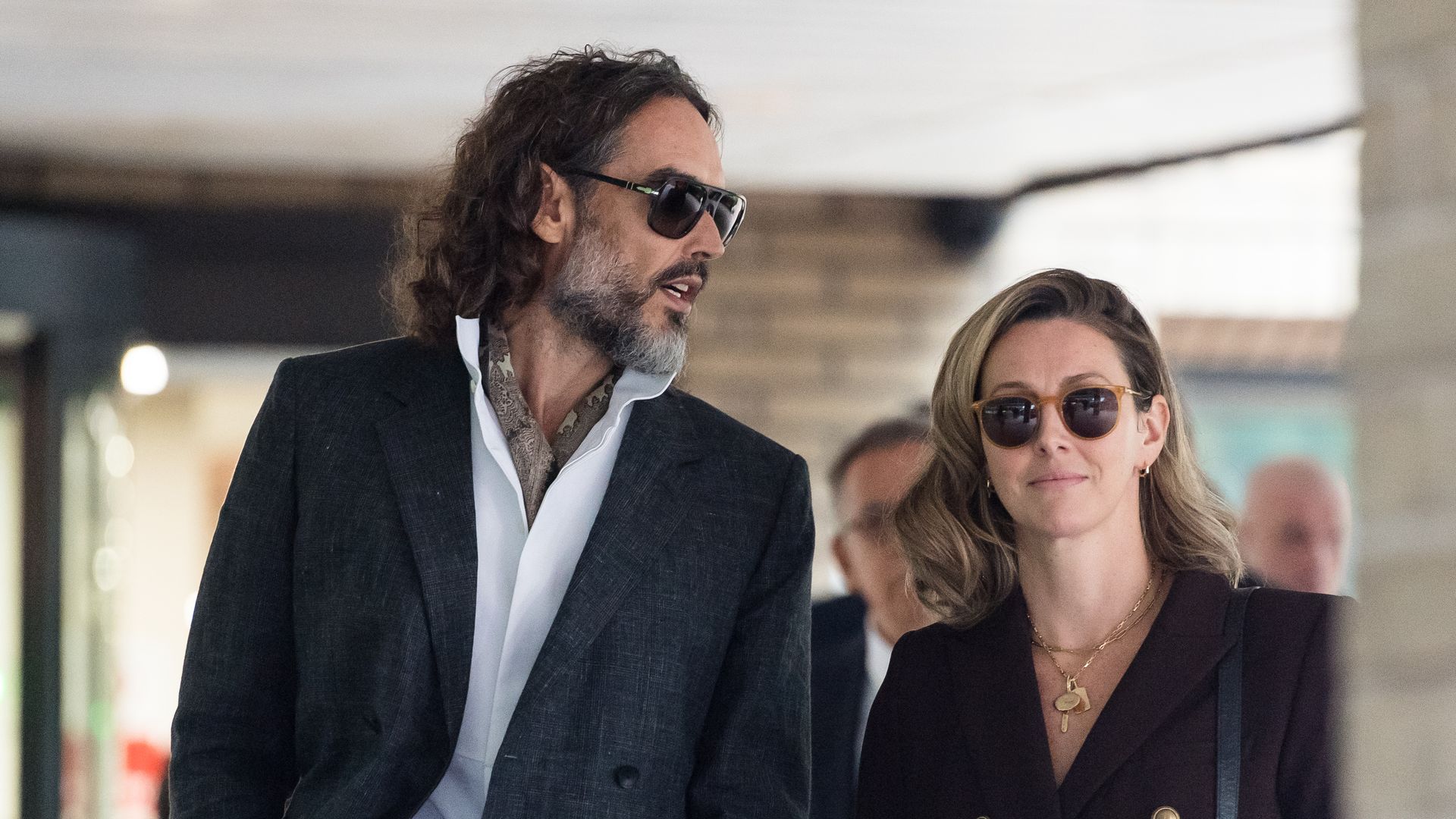 Russell Brand acompañado de su esposa, Laura Gallacher, a su llegada al juicio