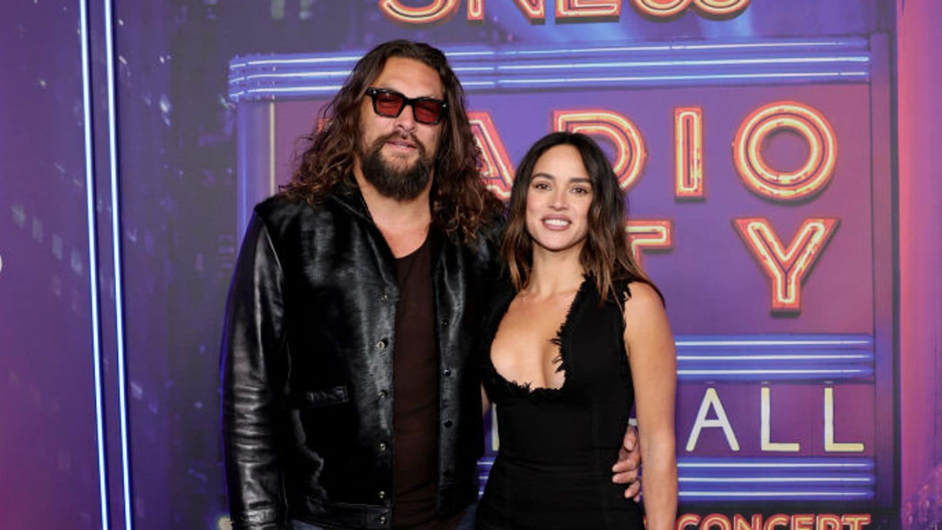 Adria Arjona y Jason Momoa hacen su debut oficial en la alfombra roja