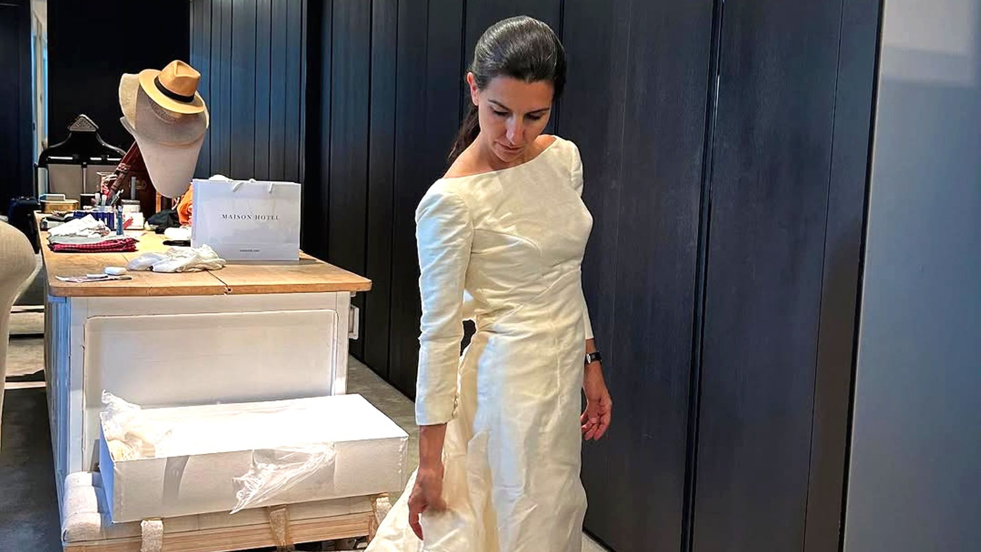 Rocío Monasterio descubre cómo era su vestido de novia y se lo vuelve a poner para enseñárselo a sus hijas