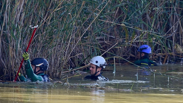 Agentes de la guardia civil en sus labores de rescate por la DANA de Valencia