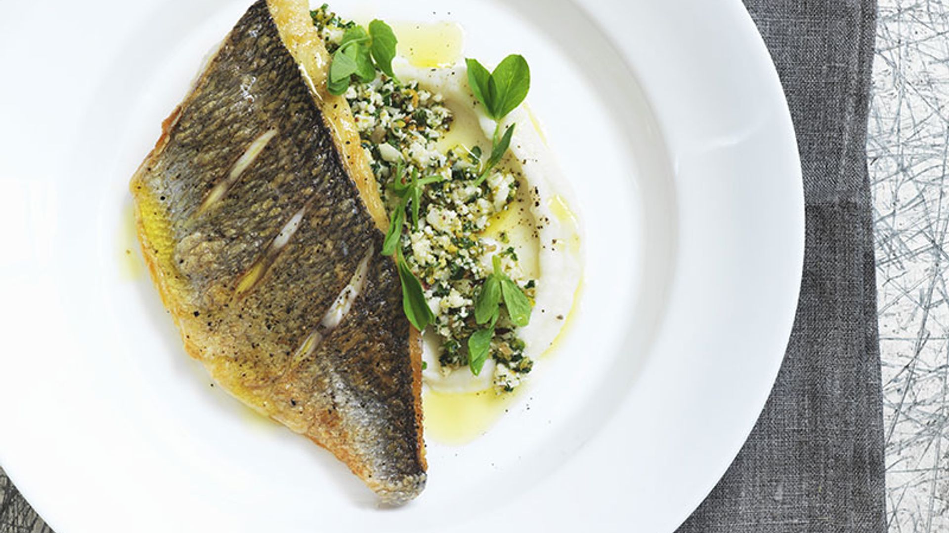 Lubina con crema de coliflor y cuscús de menta y pistachos