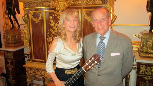 liona boyd junto al duque de edimburgo en 2017