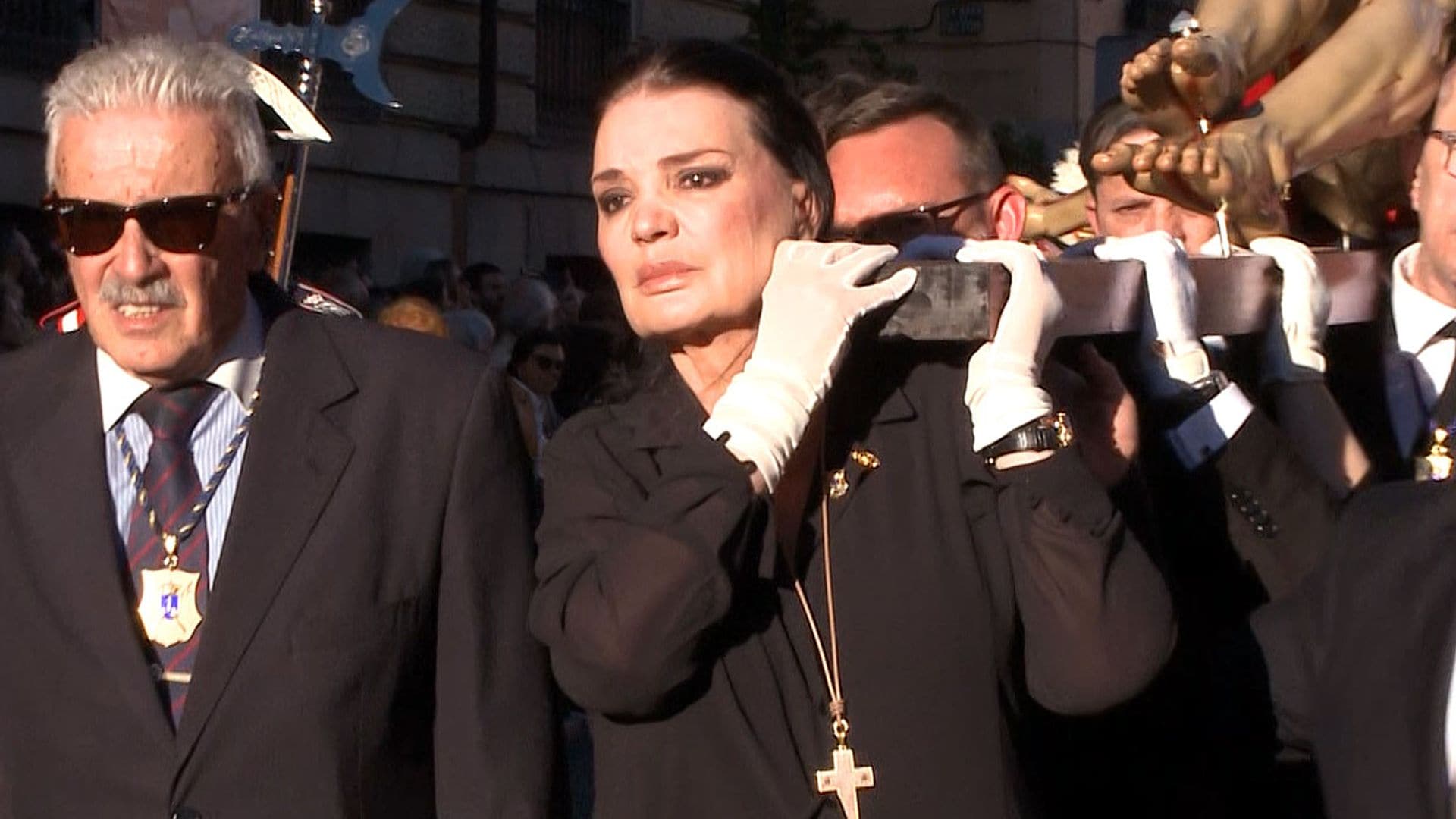 La emoción de María José Cantudo al participar en una procesión seis meses después de su operación de espalda