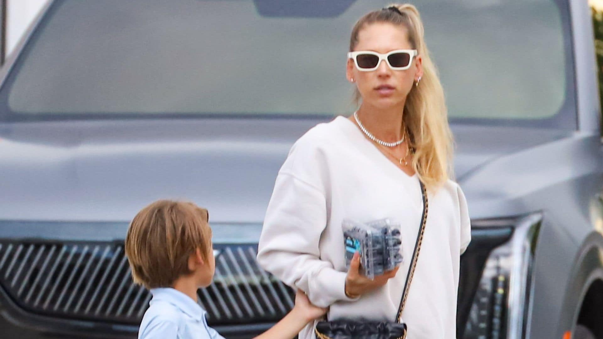 Anna Kournikova fue captada con su hijo Nicholas mientras vive su tercer embarazo.