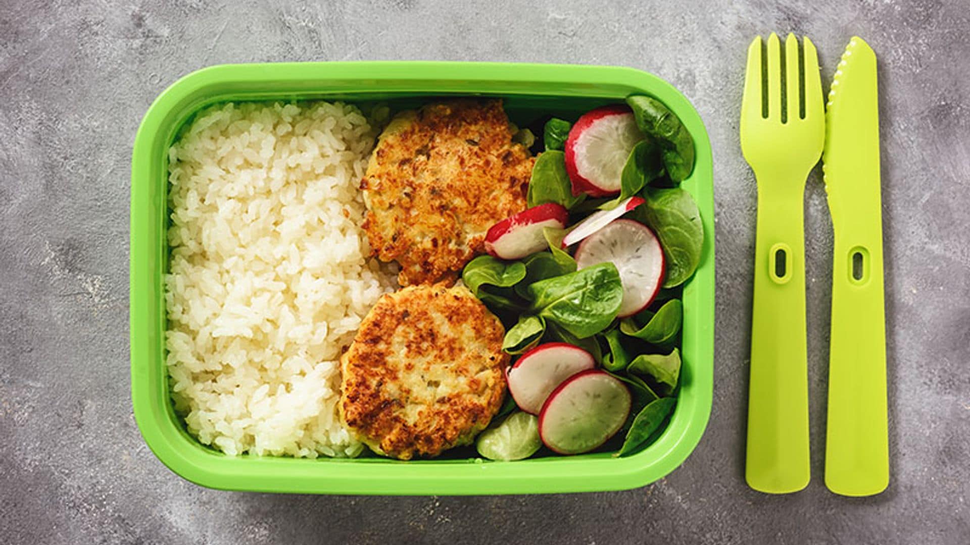 Hamburguesas de pollo con arroz blanco y ensalada. Receta de táper