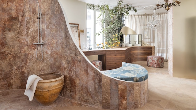 Vestidor y baño en el que se usa la piedra natural
