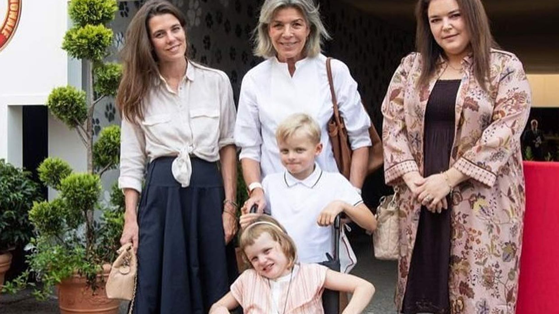Gabriella de Mónaco aparece con la pierna escayolada en un plan familiar del que Charlene está muy pendiente