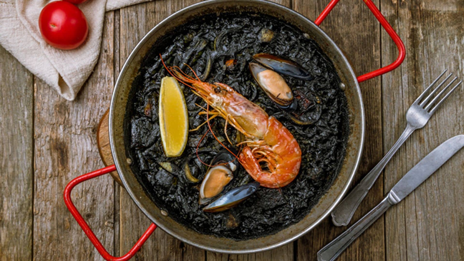 Arroz negro con gambón y mejillones