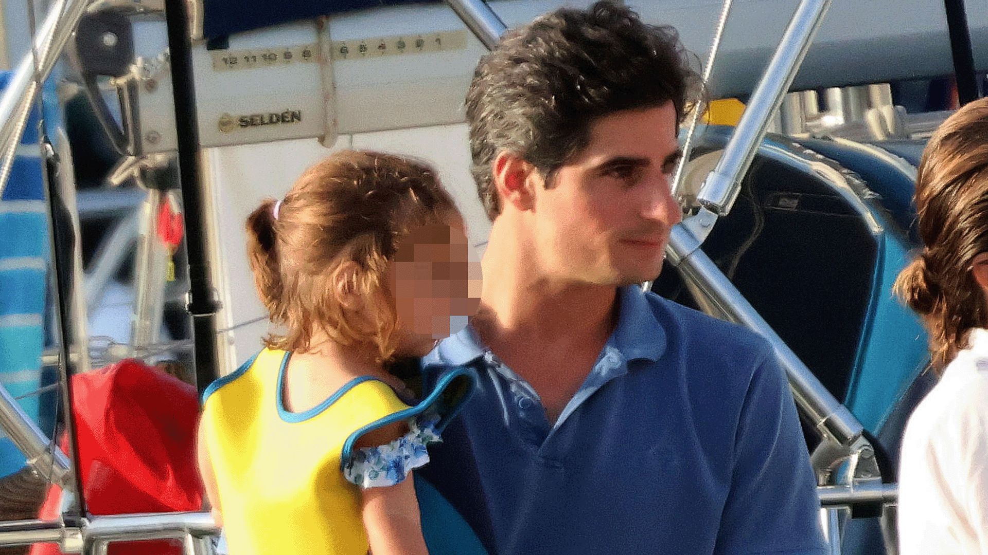 El duque de Huéscar, todo un 'padrazo' con su pequeña Rosario