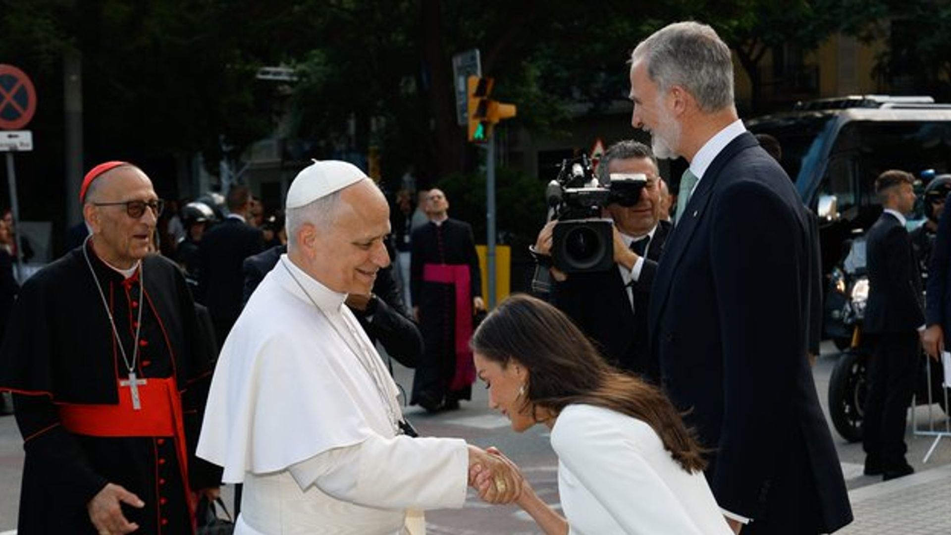 Los Reyes Felipe VI y Letizia con el papa León XIV en la Sagrada Familia