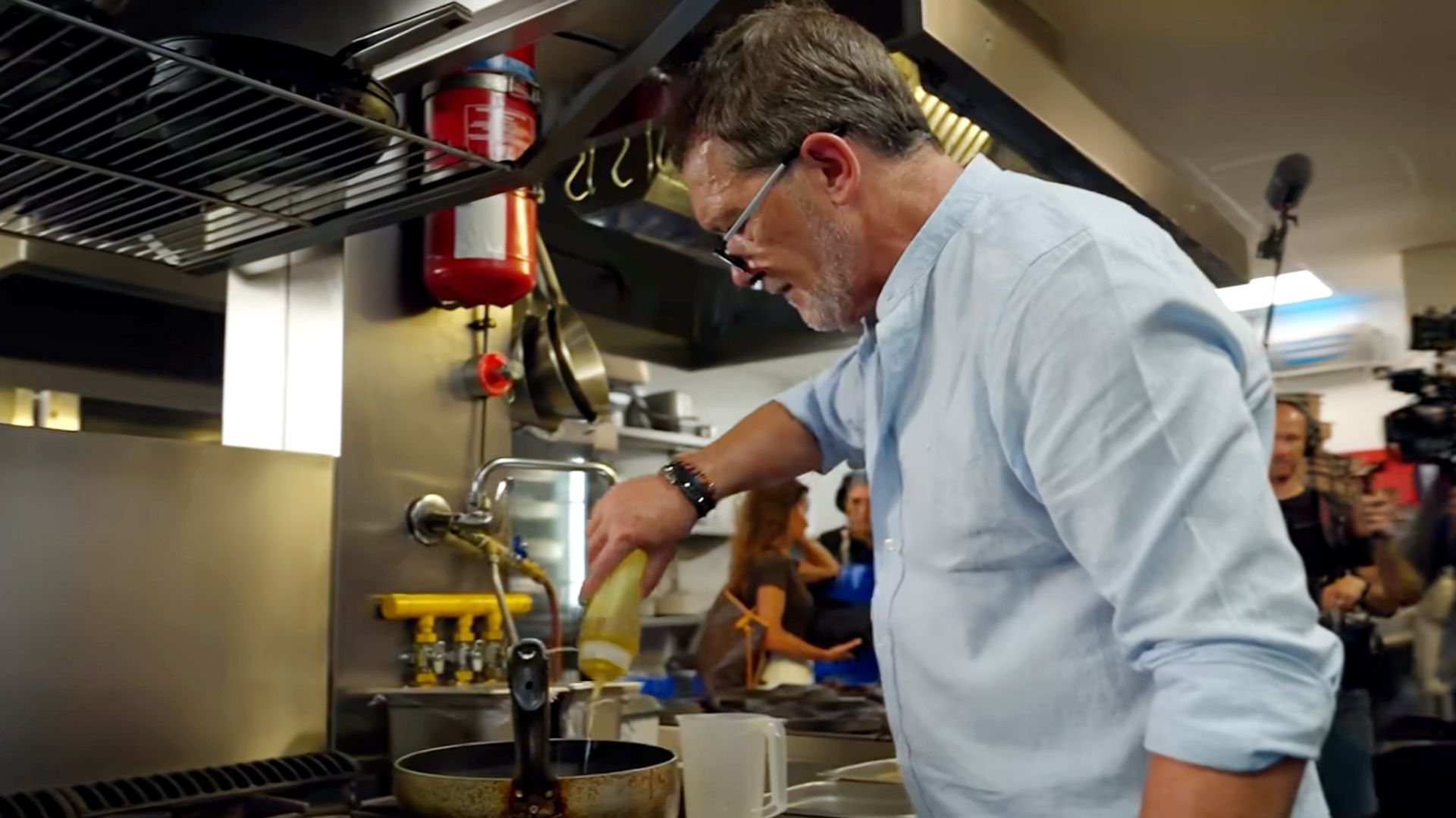 Antonio Banderas, cocinando un risotto en el restaurate La Pérgola de Málaga. 