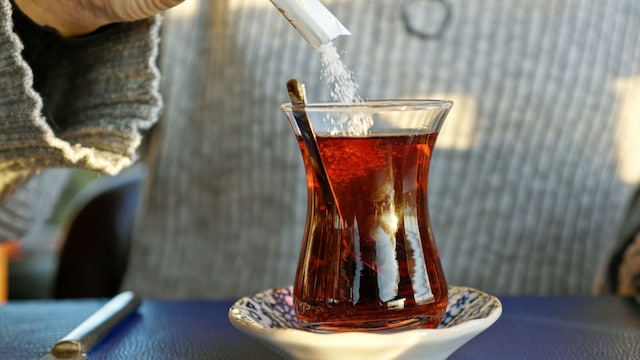 Endulzar el té con sacarina