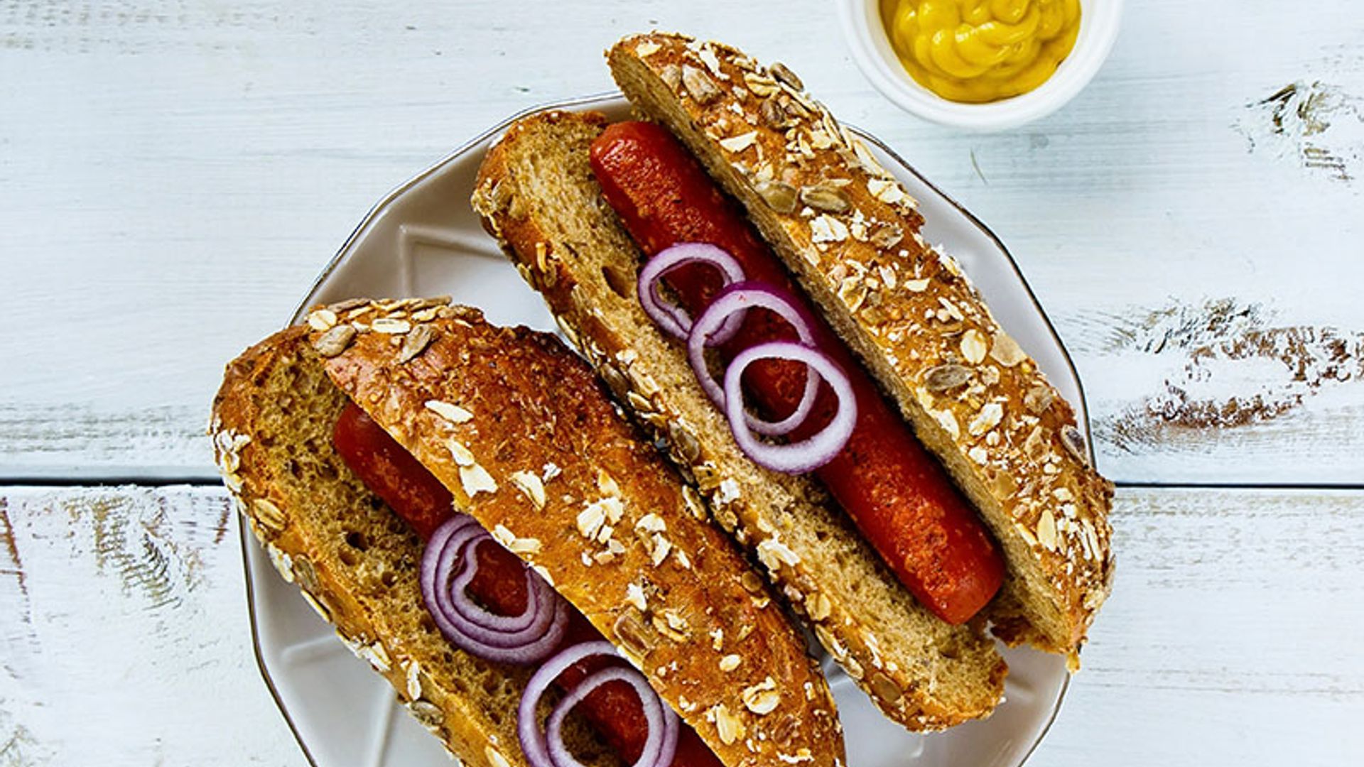 Perrito caliente con mostaza y cebolla