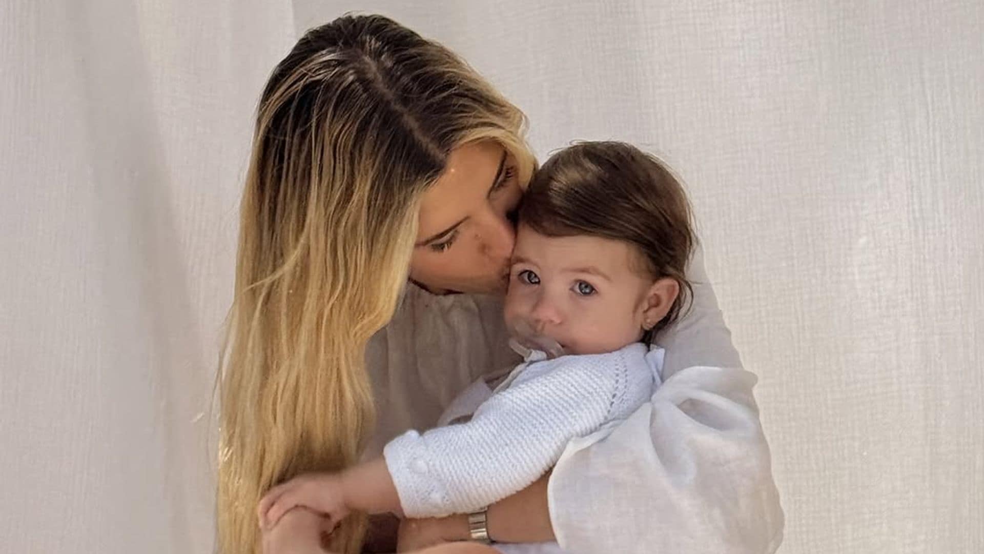 La hija de Teresa Andrés Gonzalvo da sus primeros pasos y sorprende con su coqueto juguete para caminar
