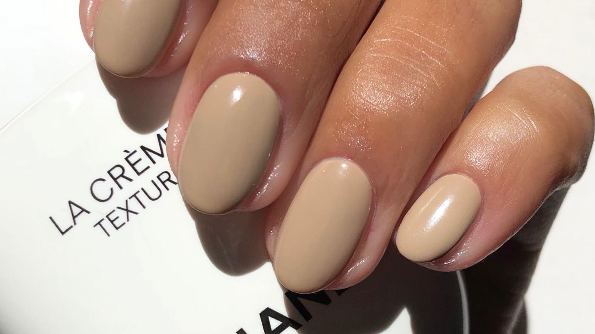 Uñas discretas y elegantes: 13 tonos suaves y luminosos perfectos para cualquier ocasión