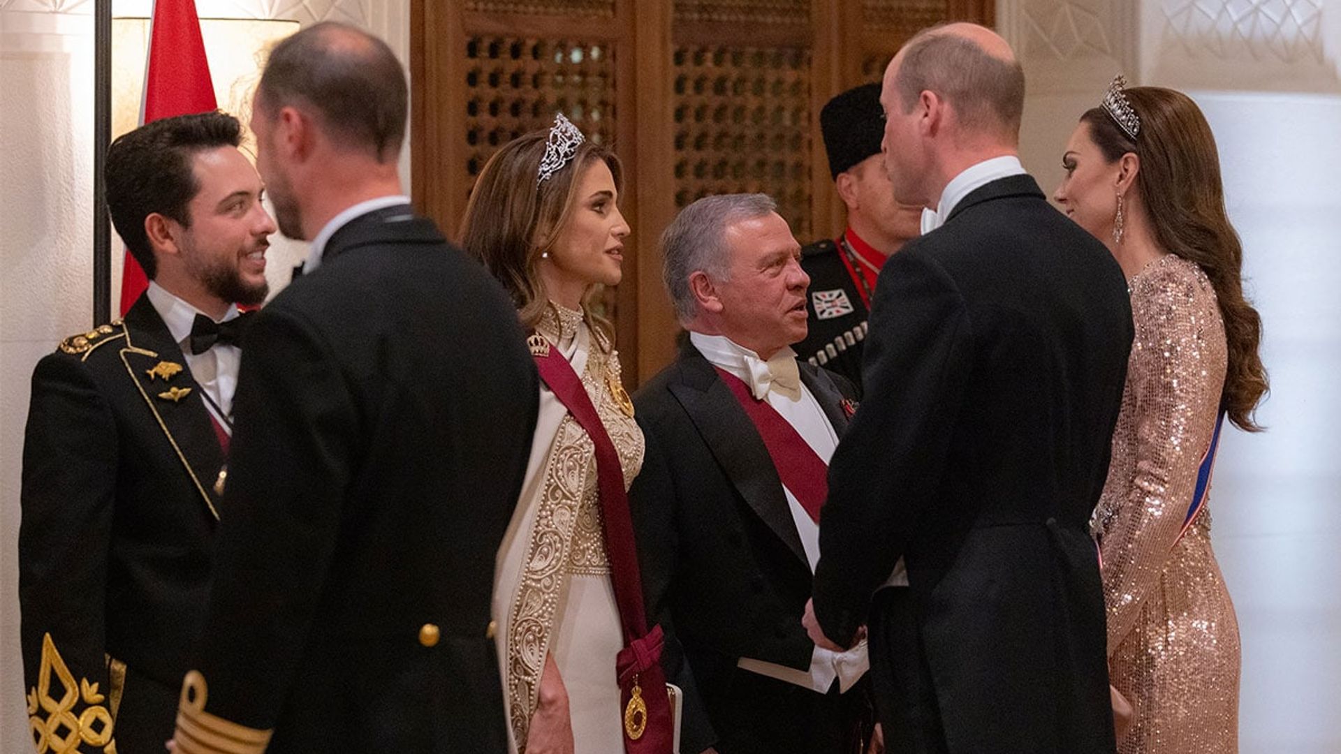 El efusivo abrazo de William a Hussein que deja claro el lazo que los une