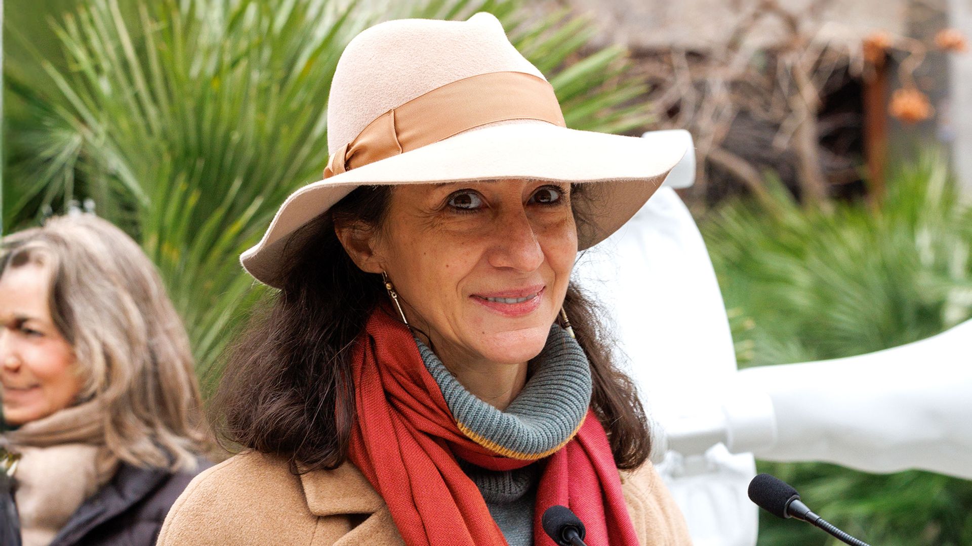 Claudia Stilianopulos, la artista que creció en un palacio y ahora 'vive' en uno de los barrios de moda de Madrid: "Paso más horas en Prosperidad que en casa"