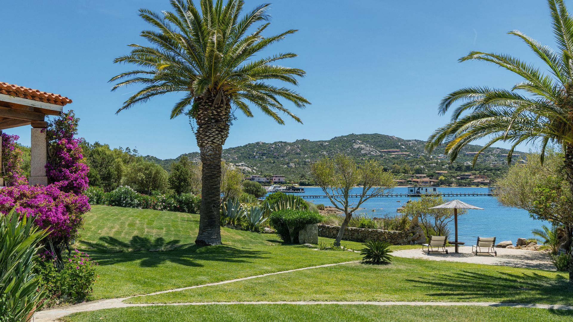 LA EMPRESARIA ELISA GIORDANO NOS DESCUBRE SU VILLA EN CERDEÑA, CON JARDÍN HASTA EL MAR Y PLAYA PRIVADA