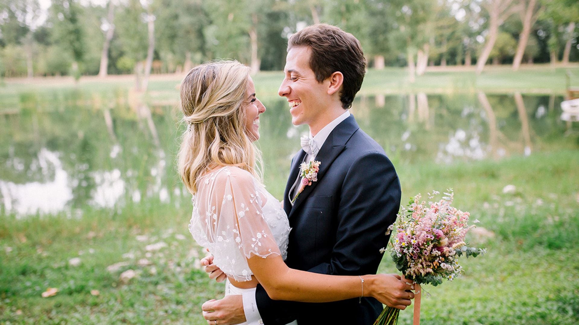 Falda de talle alto y un 'cropped top': las claves de Laura para convertirse en una novia viral