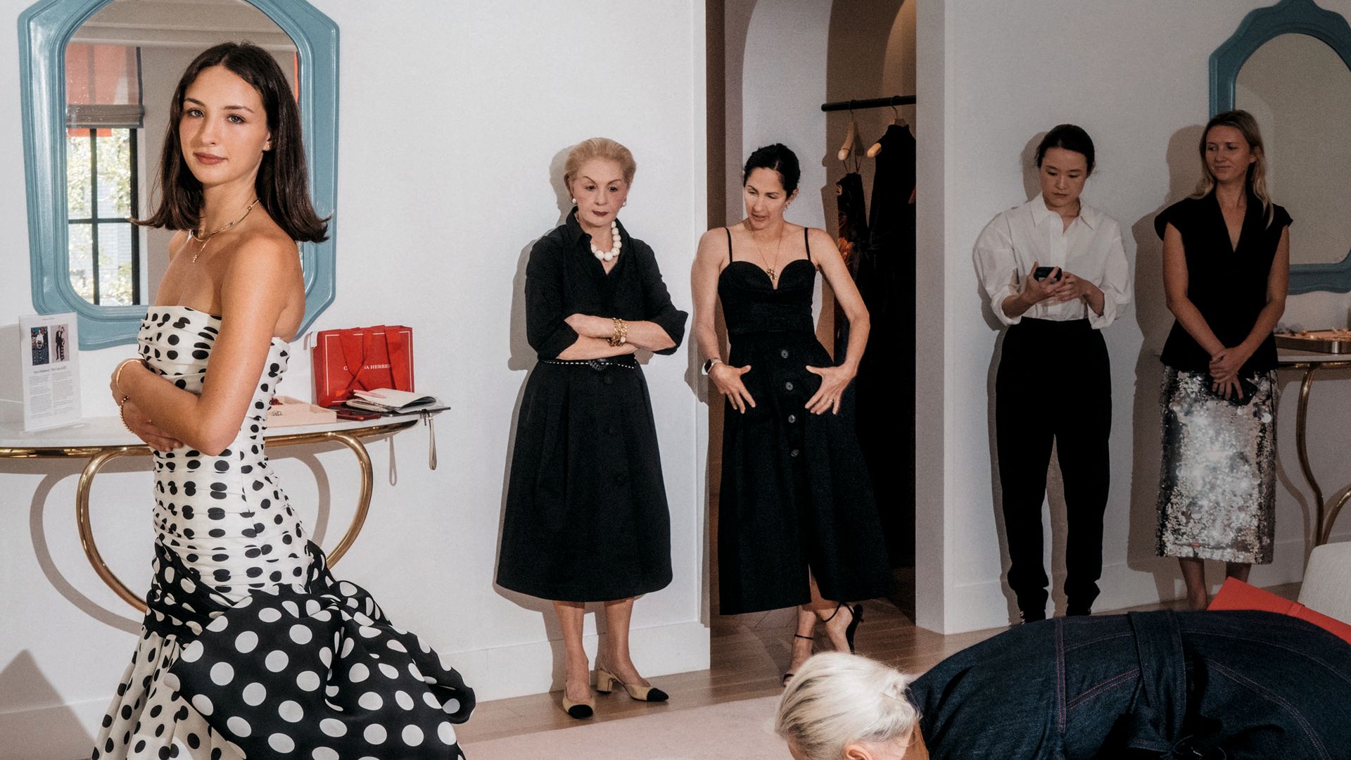Carolina Lansing se prueba el vestido que llevará en Le Bal ante la atenta mirada de su abuela Carolina Herrera; su madre, Patricia Cristina, y Wes Gordon, director creativo de la firma, en Couture House de Carolina Herrera, en Nueva York. Se trata de un diseño que aúna la esencia de los diseños de su abuela