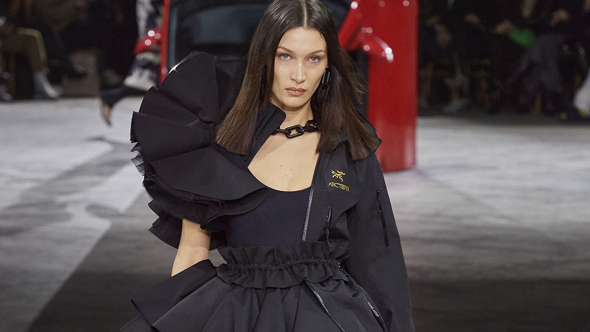Off-White vuelve a revolucionar la Fashion Week con sus prendas 'imposibles'