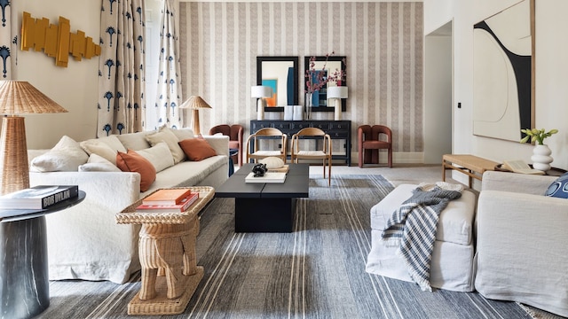 Salón con sofá blanco y alfombra blanca y azul. 