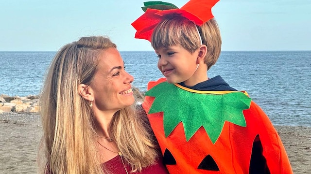 Plano medio de Carla Goyanes y su hjo Beltrán en Marbella disfrazado de calabaza