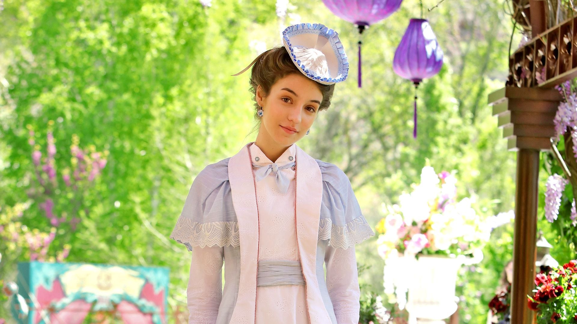 El vestuario, el otro gran protagonista de la serie 'Manual para señoritas' de Netflix