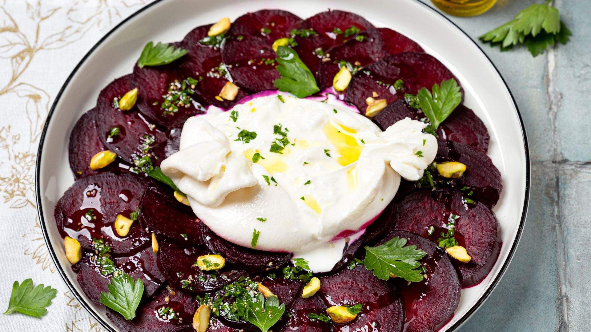 Carpaccio de remolacha con burrata.