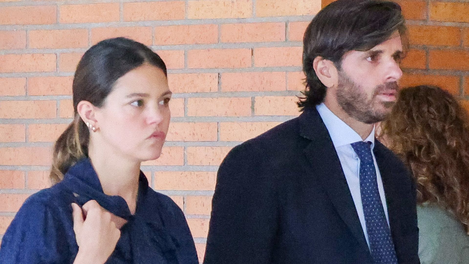 Álvaro Falcó, arropado por Isabelle Junot y otros familiares y amigos en la misa funeral a Marta Chávarri