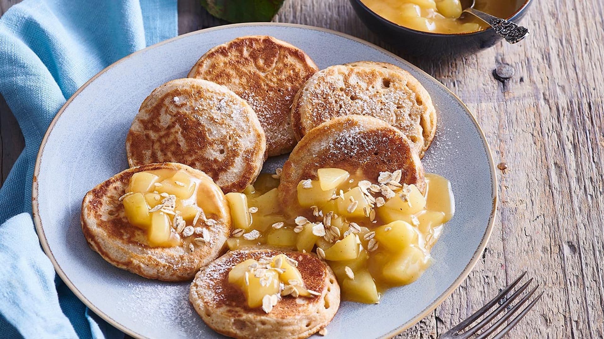 Blinis de avena con pera acompotada