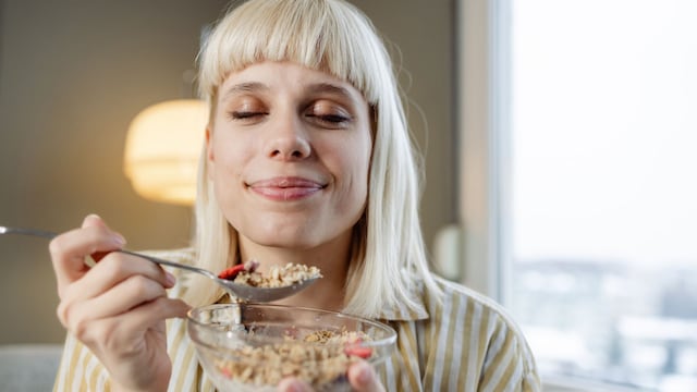 Mujer disfrutando de su comida
