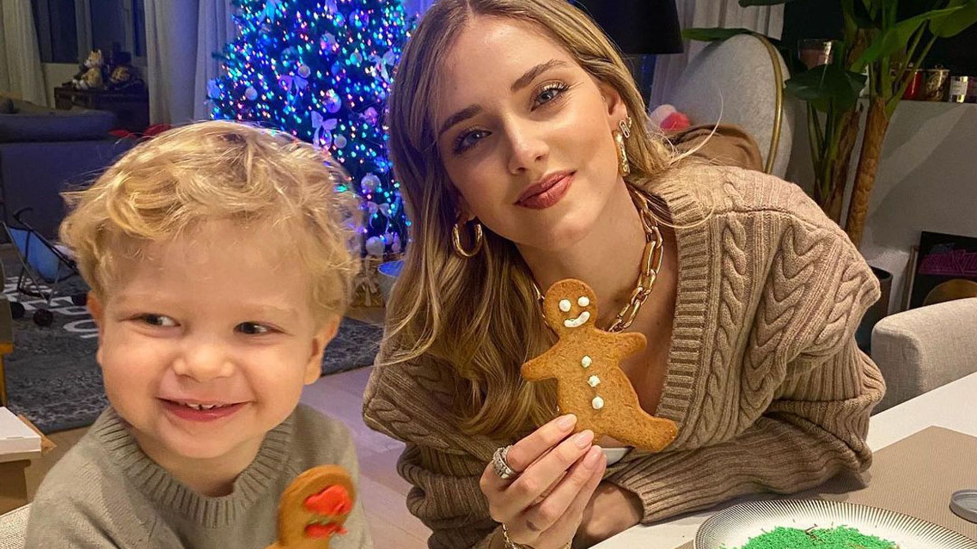 Por si te lo habías perdido, Chiara Ferragni lleva haciendo 'twinning' con su hijo toda la Navidad