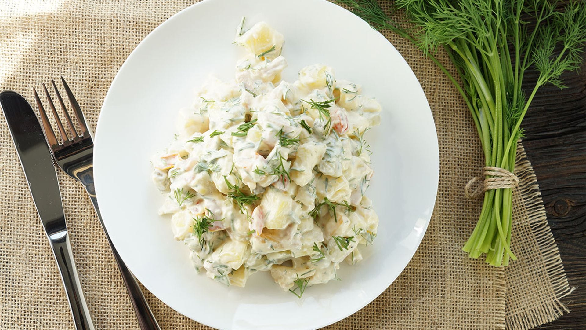 Ensalada tradicional alemana de patata, pepino y mayonesa