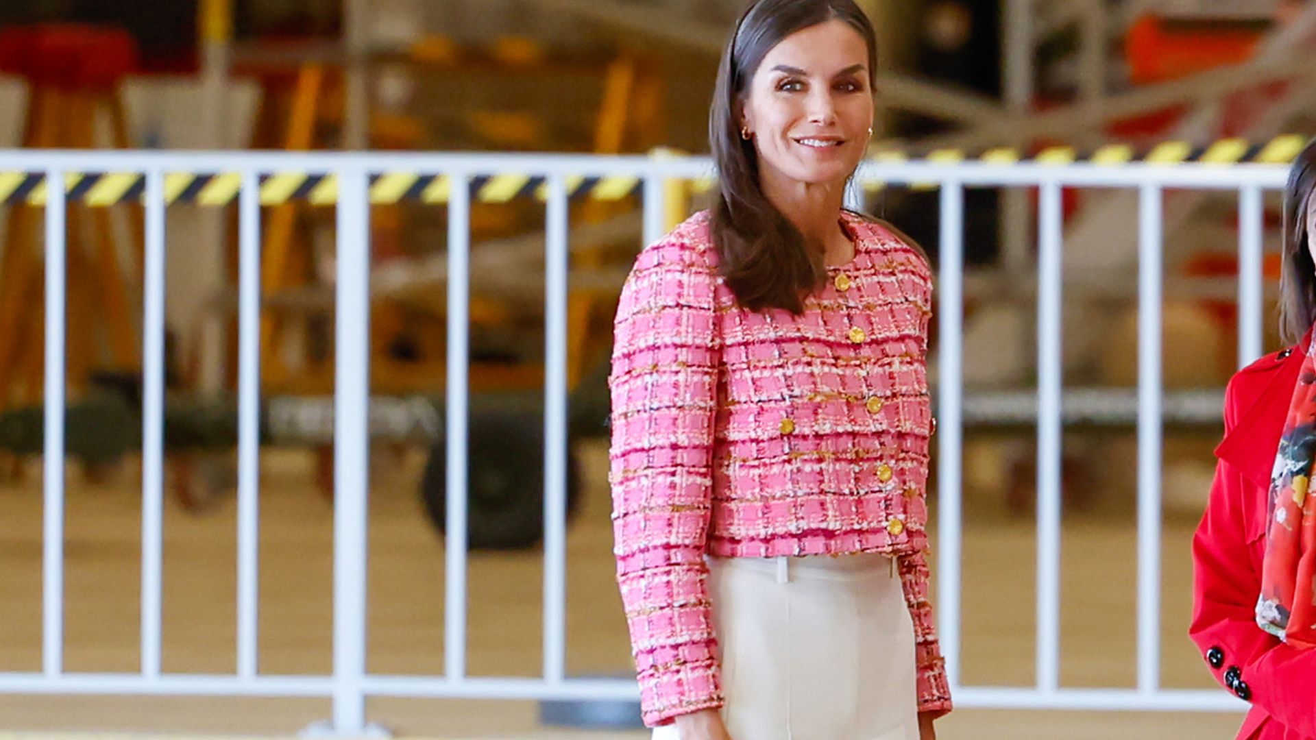 El truco de la Reina para acertar con pantalón muy ancho, una nueva chaqueta 'cropped'